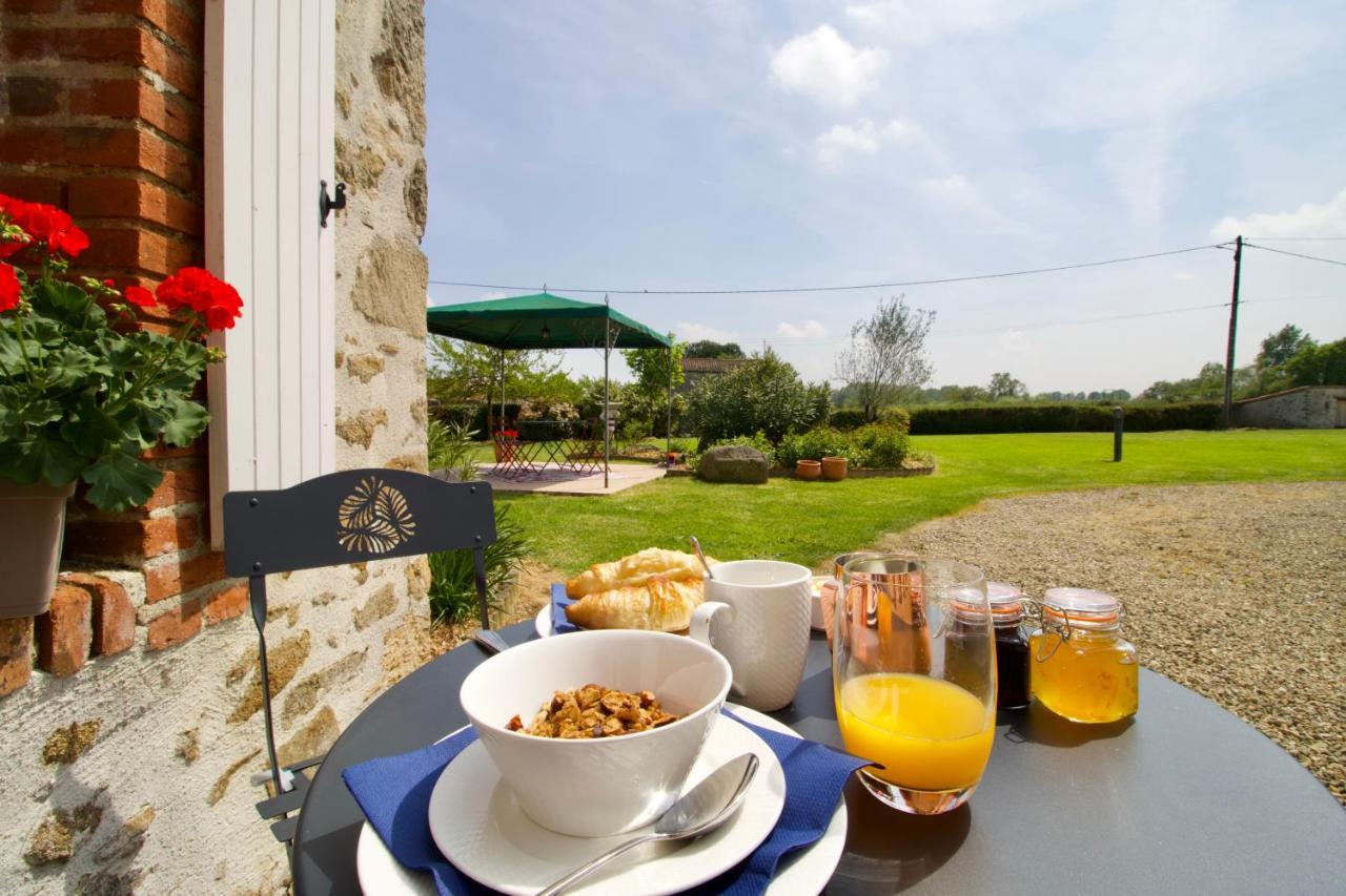 O Trois Oliviers Bed & Breakfast Louin Exterior photo